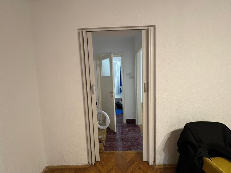 Apartament cu 2 camere semidecomandat în P-ța Victoriei