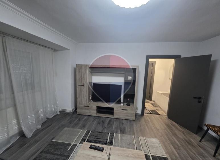 Apartament cu 2 camere semidecomandat, mobilat în Dâmbovița