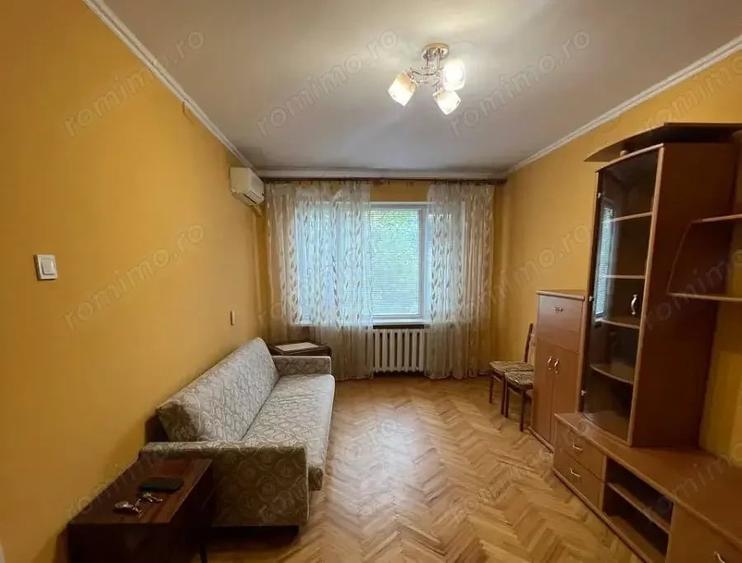 Garsonieră decomandată în Lunei
