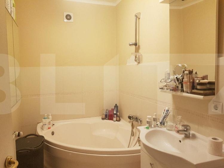 Casă individuală cu 15 camere cu Teren 1256 Mp în Între Lacuri