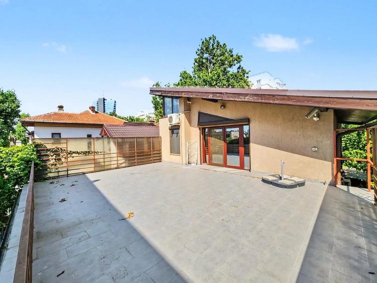 Casă individuală cu 8 camere decomandat cu Canalizare în Dorobanți