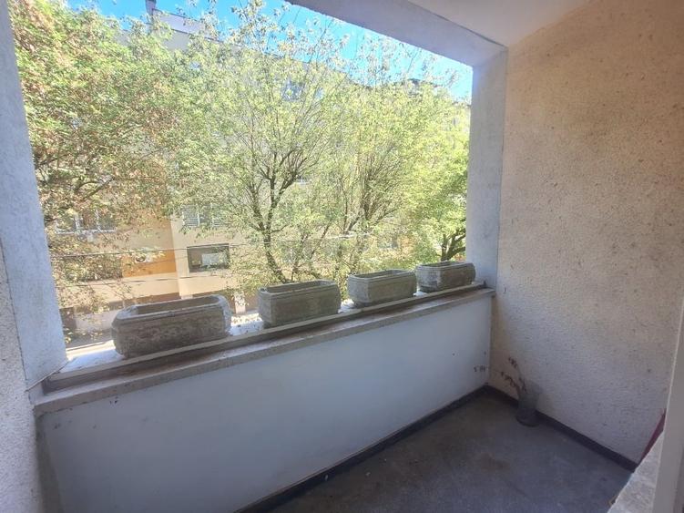 Apartament cu 4 camere decomandat în Central