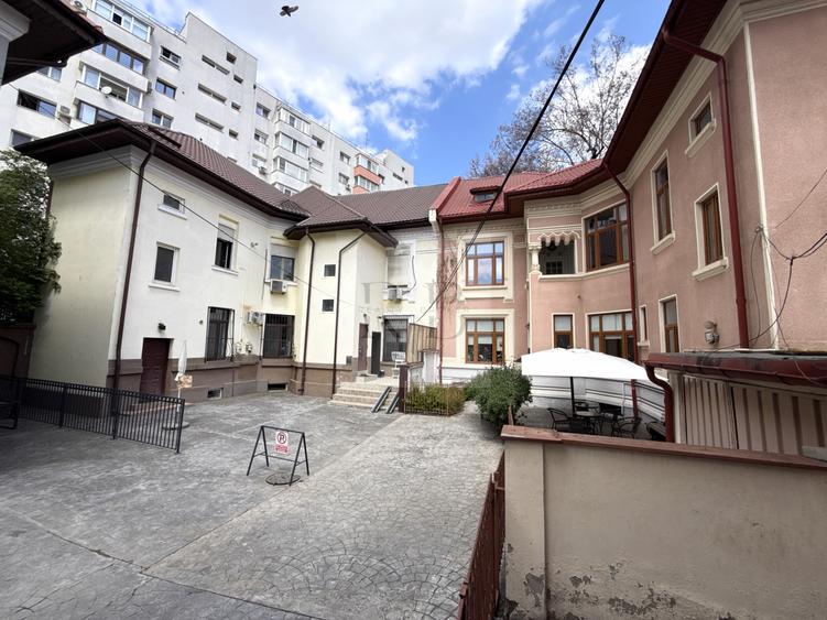 Casă individuală cu 6 camere cu Canalizare în Moșilor