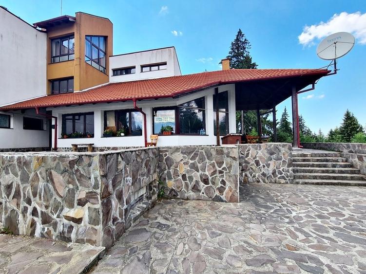 Casă individuală cu 8 camere cu Canalizare în Pârâul Rece