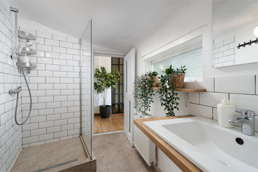 Apartament cu 3 camere semidecomandat, mobilat în Ultracentral