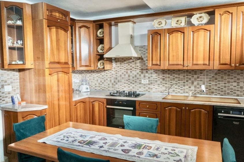 Casă individuală cu 6 camere cu Teren 1200 Mp în Cetate