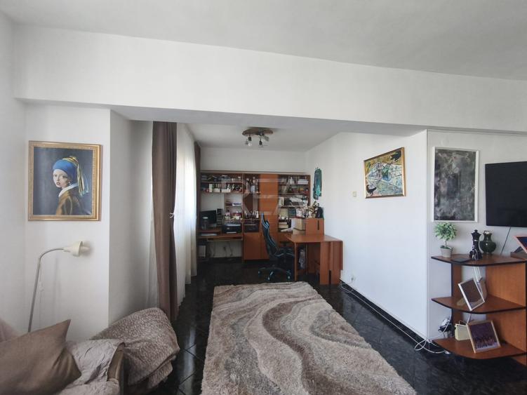 Apartament cu 4 camere decomandat, mobilat în Păcii