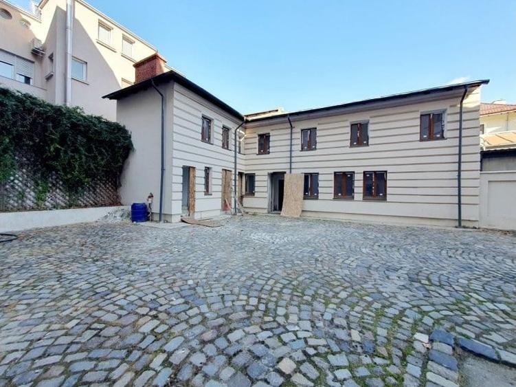 Casă cu 16 camere cu Teren 665 Mp în Universitate