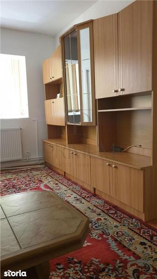 Apartament cu 3 camere semidecomandat, mobilat în Circumvalațiunii