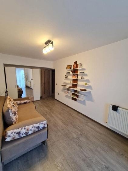 Apartament cu 4 camere semidecomandat, mobilat în Florești