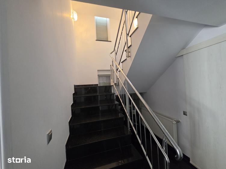 Casă cu 8 camere cu Teren 500 Mp în Central