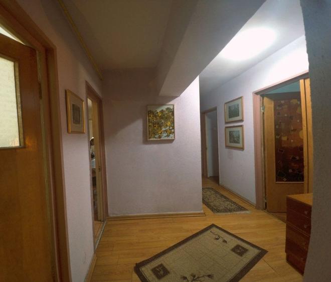 Apartament cu 4 camere decomandat, mobilat în Centru Civic