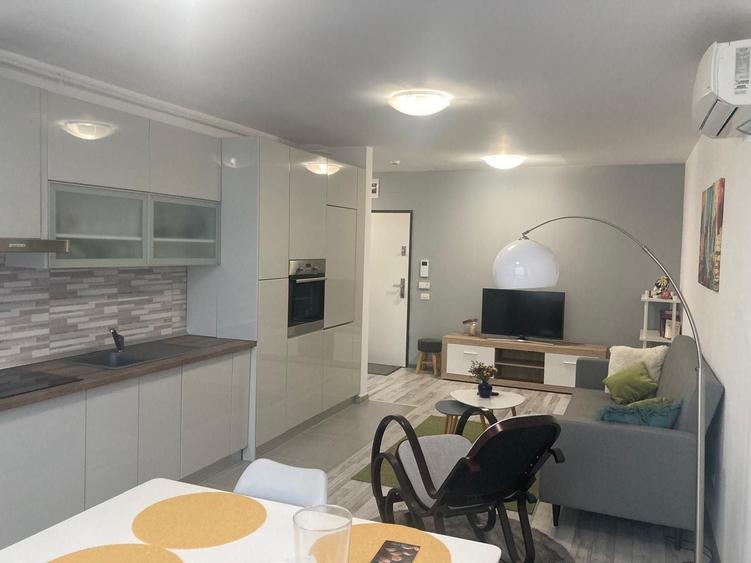 Apartament cu 2 camere decomandat în Central