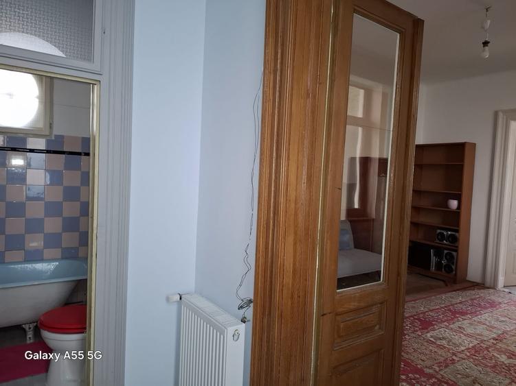 Apartament cu 3 camere semidecomandat în Schei