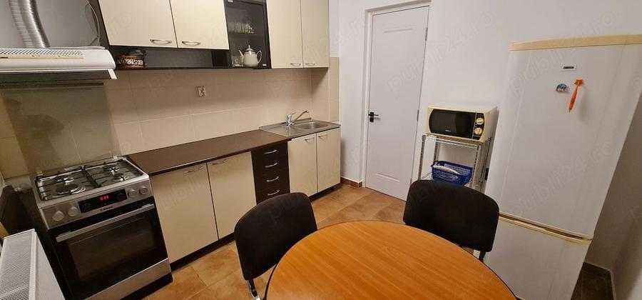 Apartament cu 3 camere semidecomandat în Gara de Nord