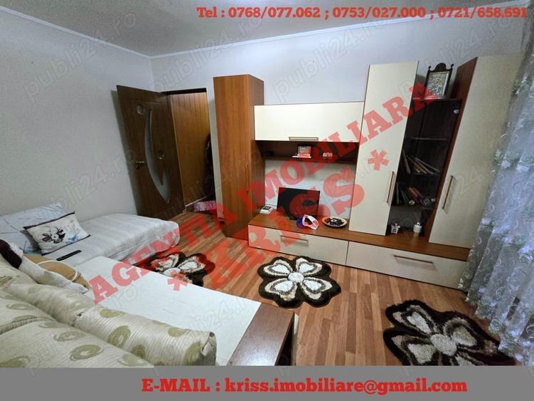 Apartament cu 3 camere semidecomandat în Craiovei