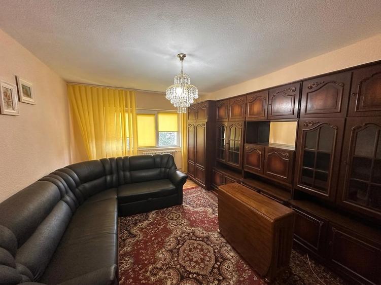 Apartament cu 3 camere decomandat, mobilat în Sud