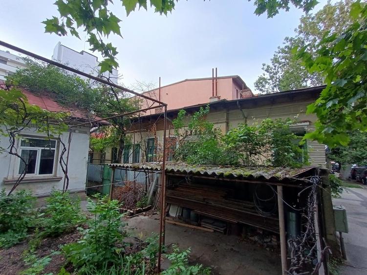 Casă cu 9 camere cu Teren 413 Mp în Parcul Carol