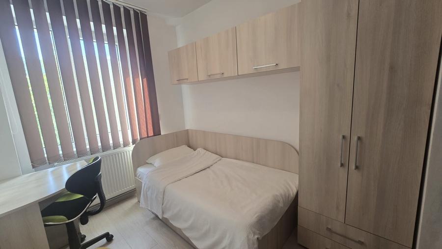 Apartament cu 3 camere semidecomandat în Exterior Vest