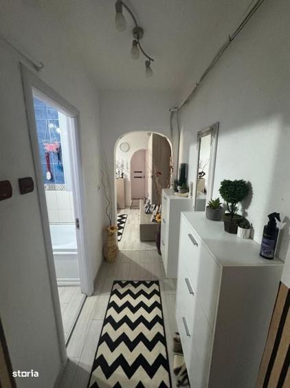 Apartament cu 4 camere semidecomandat în Craiovița Nouă