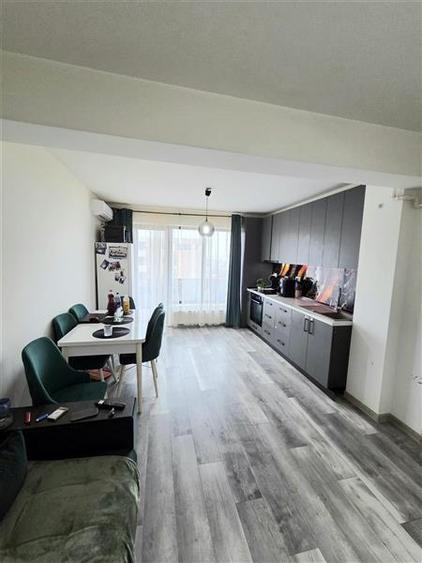 Apartament cu 3 camere decomandat, mobilat în Palazu Mare