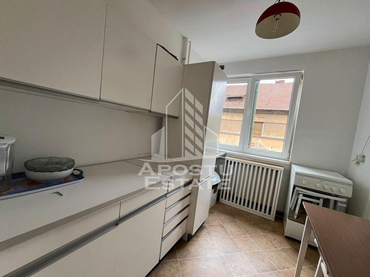 Apartament cu 3 camere semidecomandat, mobilat în Central