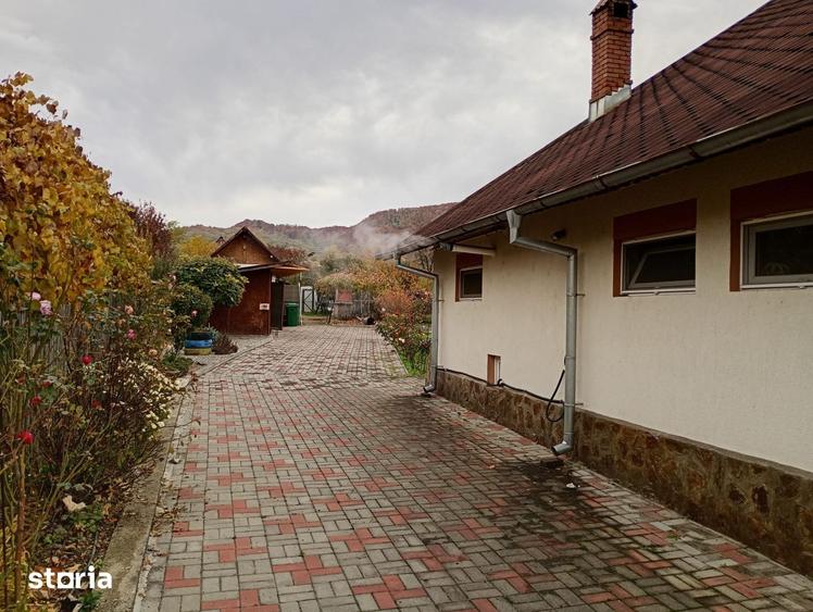 Casă cu 4 camere cu Teren 1042 Mp în Central