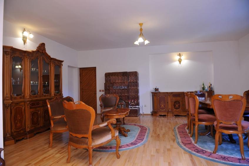 Casă individuală cu 7 camere cu Canalizare în Central