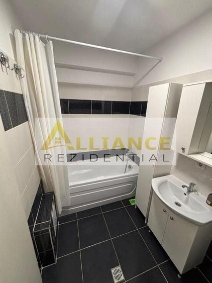 Apartament cu 3 camere semidecomandat, mobilat în Central