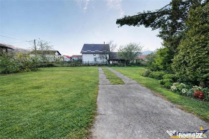 Casă cu 8 camere cu Teren 1000 Mp în Bran