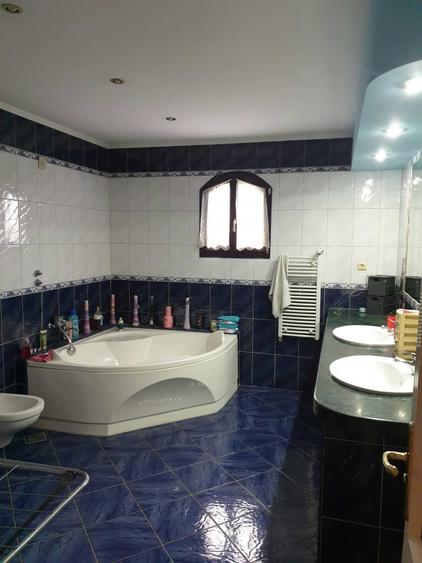 Casă cu 4 camere decomandat în Central
