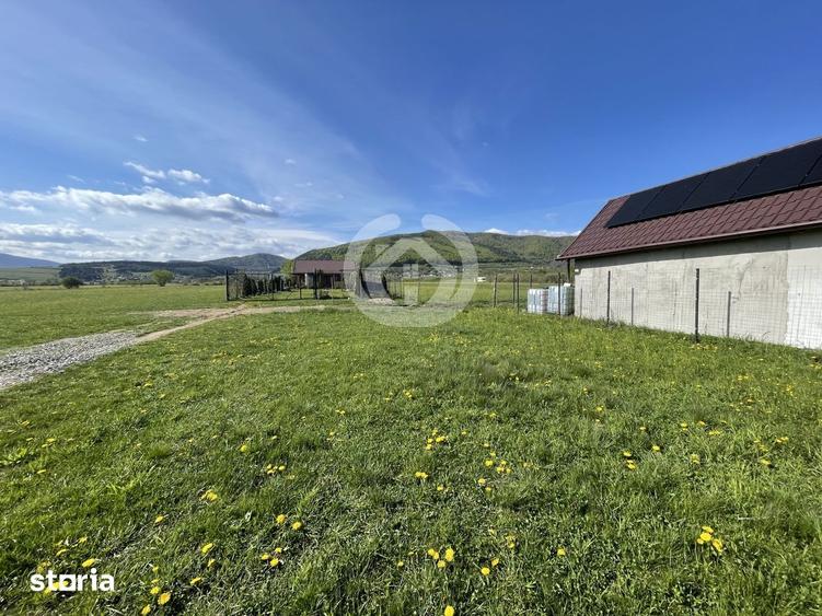 Teren de 2100 mp, în Poplaca