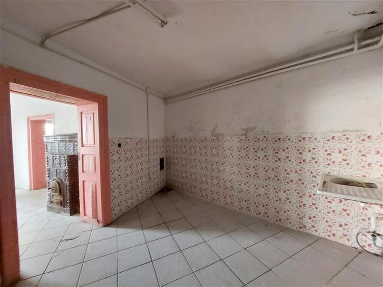Casa cu spatiu comercial, zona Intim - 13
