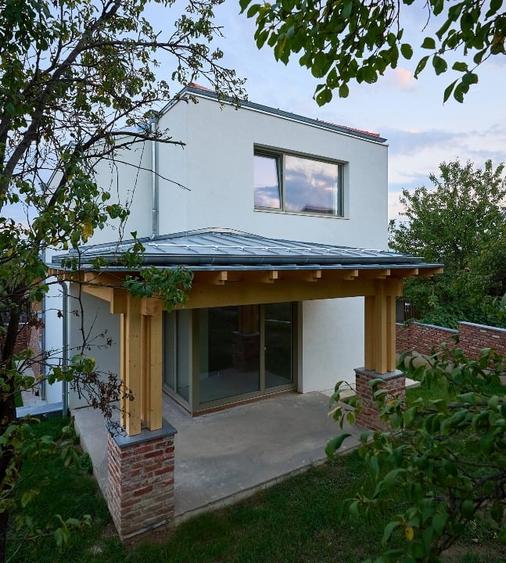 Casă individuală cu 8 camere cu Teren 596 Mp în Dâmbul Rotund
