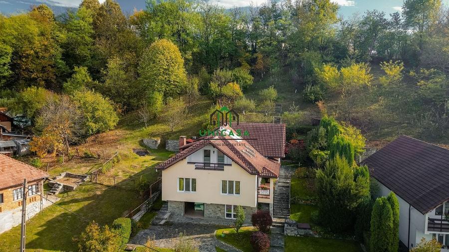 Casă individuală cu 8 camere cu Garaj în Bârsești (Mihăești)
