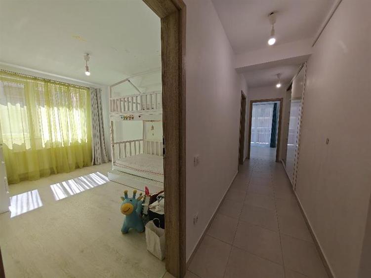 Apartament cu 3 camere decomandat, mobilat în Tractorul
