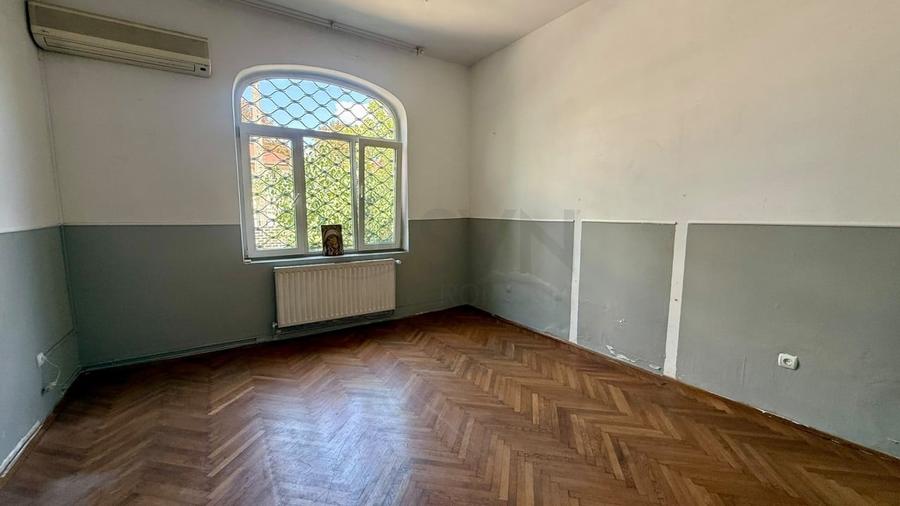 Casă individuală cu 10 camere cu Teren 387 Mp în P-ța Muncii