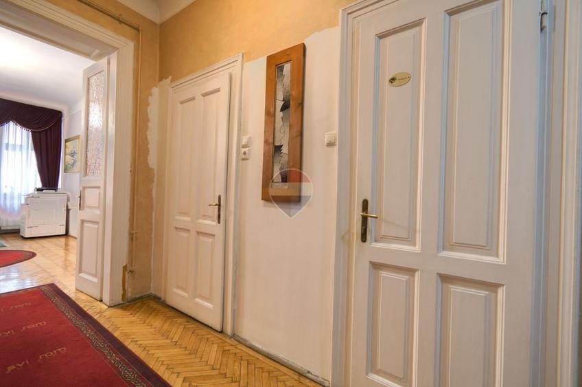 Apartament cu 5 camere decomandat în Semicentral