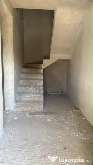 Casă cu 5 camere cu Teren 325 Mp în Moșnița Veche