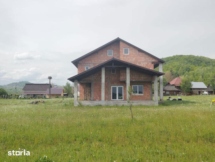 Casă cu 5 camere cu Teren 3200 Mp în Lăpuș