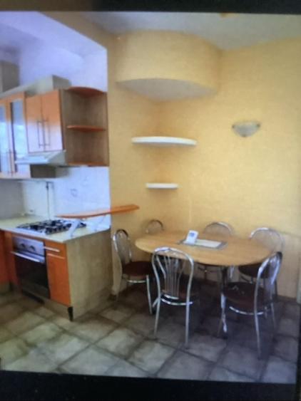 Inchiriez un apartament central. cu 2 , camere , living, curte - 2