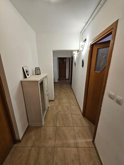 Apartament cu 4 camere semidecomandat, mobilat în Lizeanu