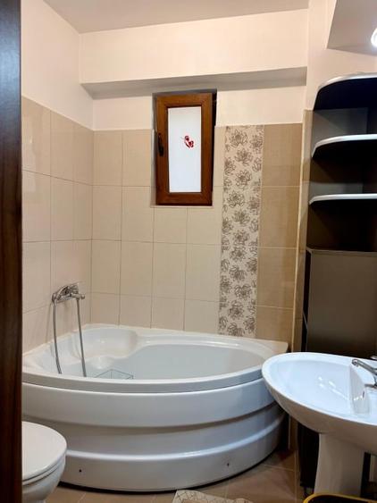Apartament cu 3 camere decomandat, mobilat în Ampoi 3