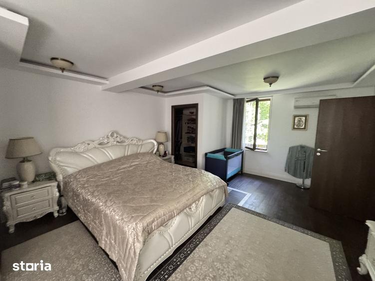 Casă cu 8 camere cu Teren 4750 Mp în Central