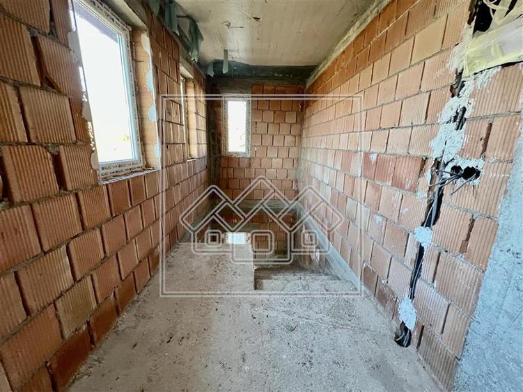 Casă individuală cu 7 camere cu Teren 727 Mp în Central