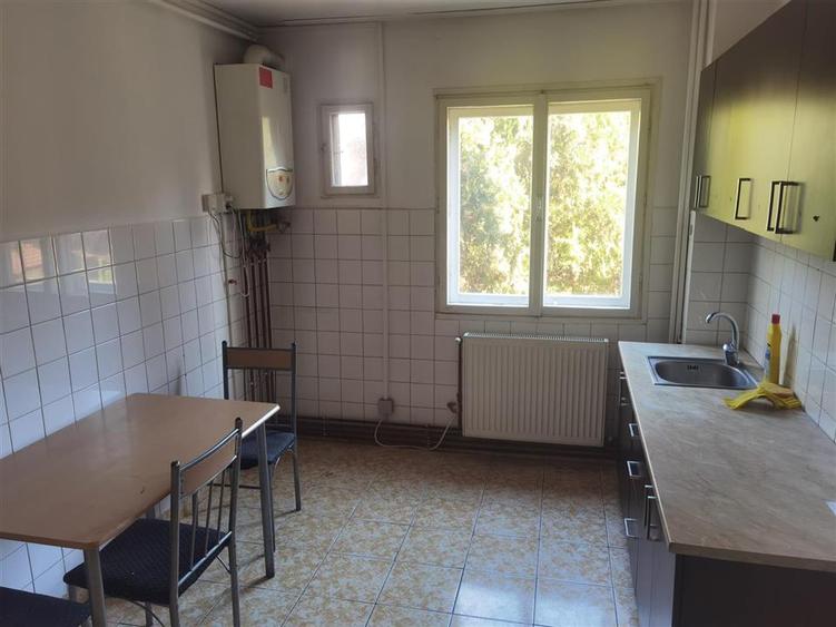 Apartament cu 4 camere semidecomandat în Aurel Vlaicu