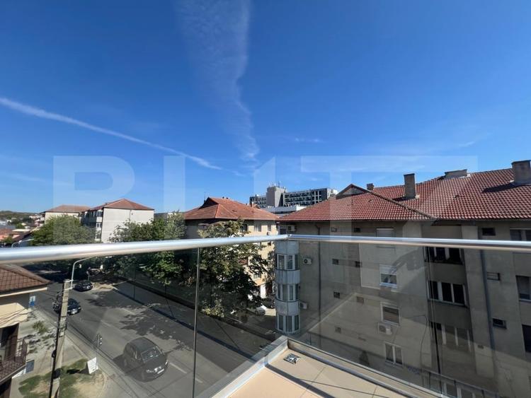 Apartament cu 3 camere decomandat, mobilat în Est