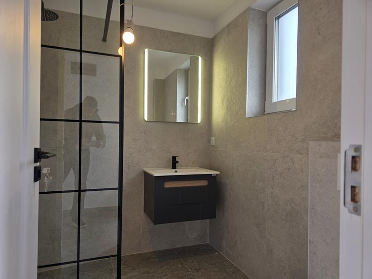 Casă individuală cu 4 camere cu Canalizare în Sânpetru