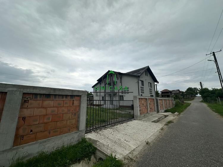 Casă individuală cu 8 camere cu Canalizare în Români