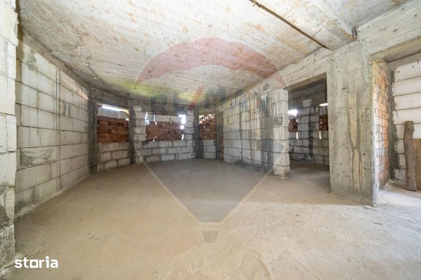 Casă cu 5 camere cu Teren 1000 Mp în Dumbrăvița
